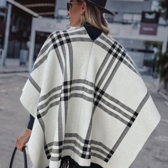 Classic plaid buckle closure tassel hem poncho cardigan - Picture 5 of 6